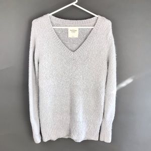 Abercrombie and Fitch gray metallic thread V-neck sweater so soft! Size L